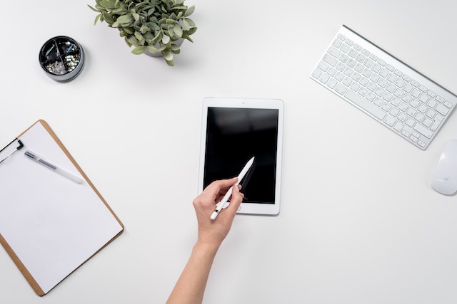 person%20holding%20an%20apple%20pen,%20using%20an%20iPad%20on%20their%20white%20desk person%20holding%20an%20apple%20pen,%20using%20an%20iPad%20on%20their%20white%20desk